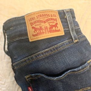 BRAND NEW Levi’s - size 4